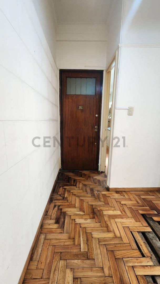 ¡Departamento de 3 Ambientes a Reciclar con Balcón! 2