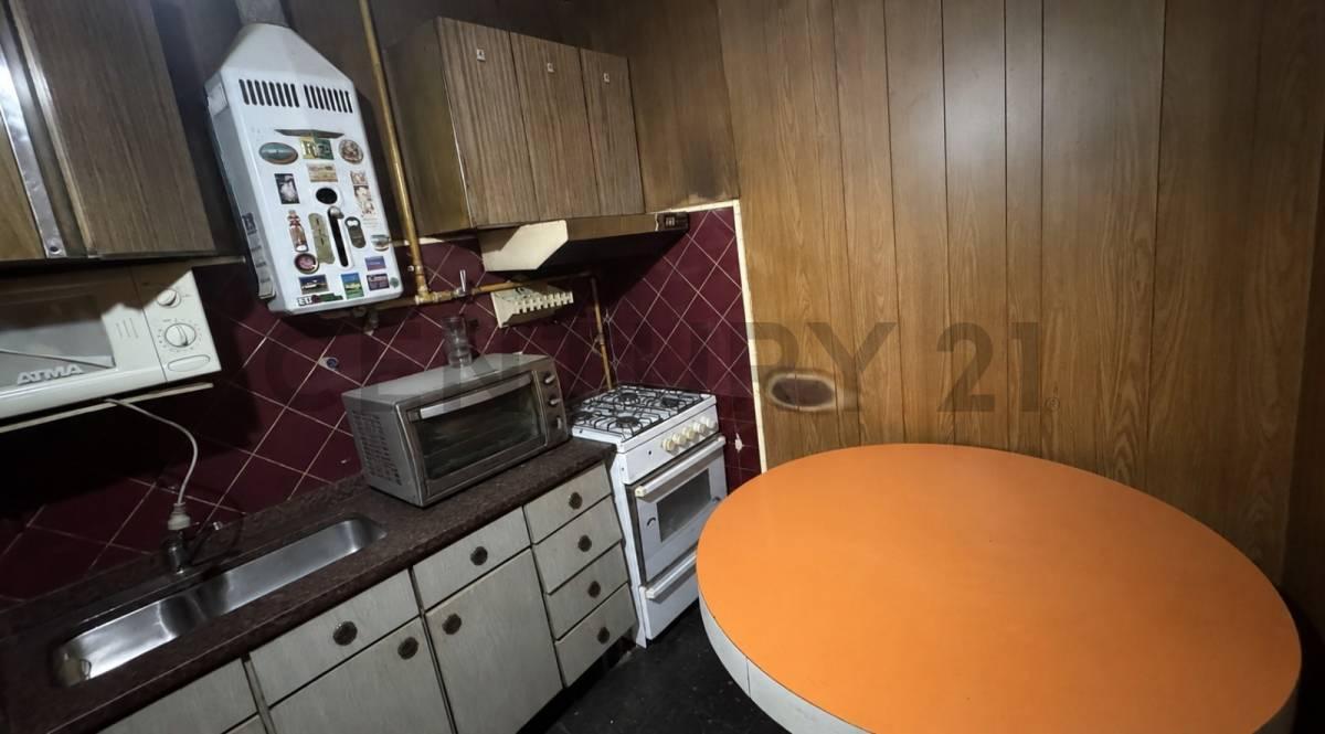 Foto de VENTA - CASA CON COCHERA, TERRAZA Y QUINCHOS - PARQUE AVELLANEDA (CABA), imagen 2