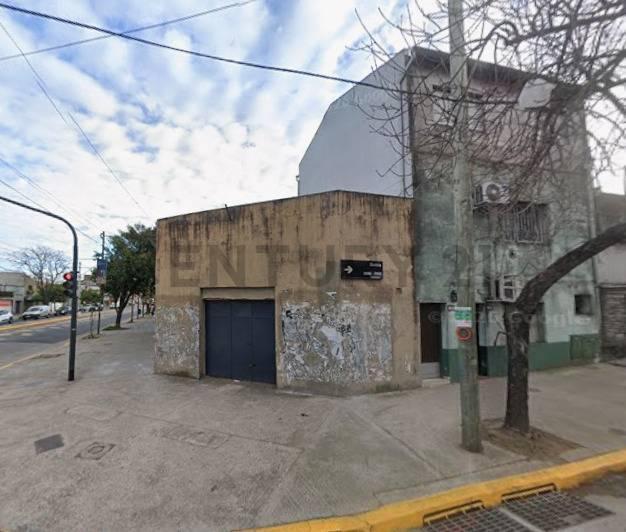 Foto de VENTA - LOCAL COMERCIAL + DOS DEPARTAMENTOS EN BLOQUE - FLORES, imagen 1