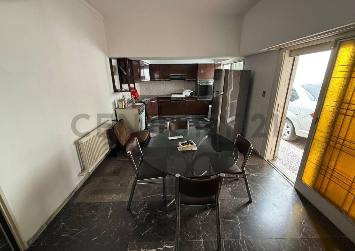 Foto de Casa de 5 ambientes en lote propio con pileta y cochera para 3 autos, imagen 2