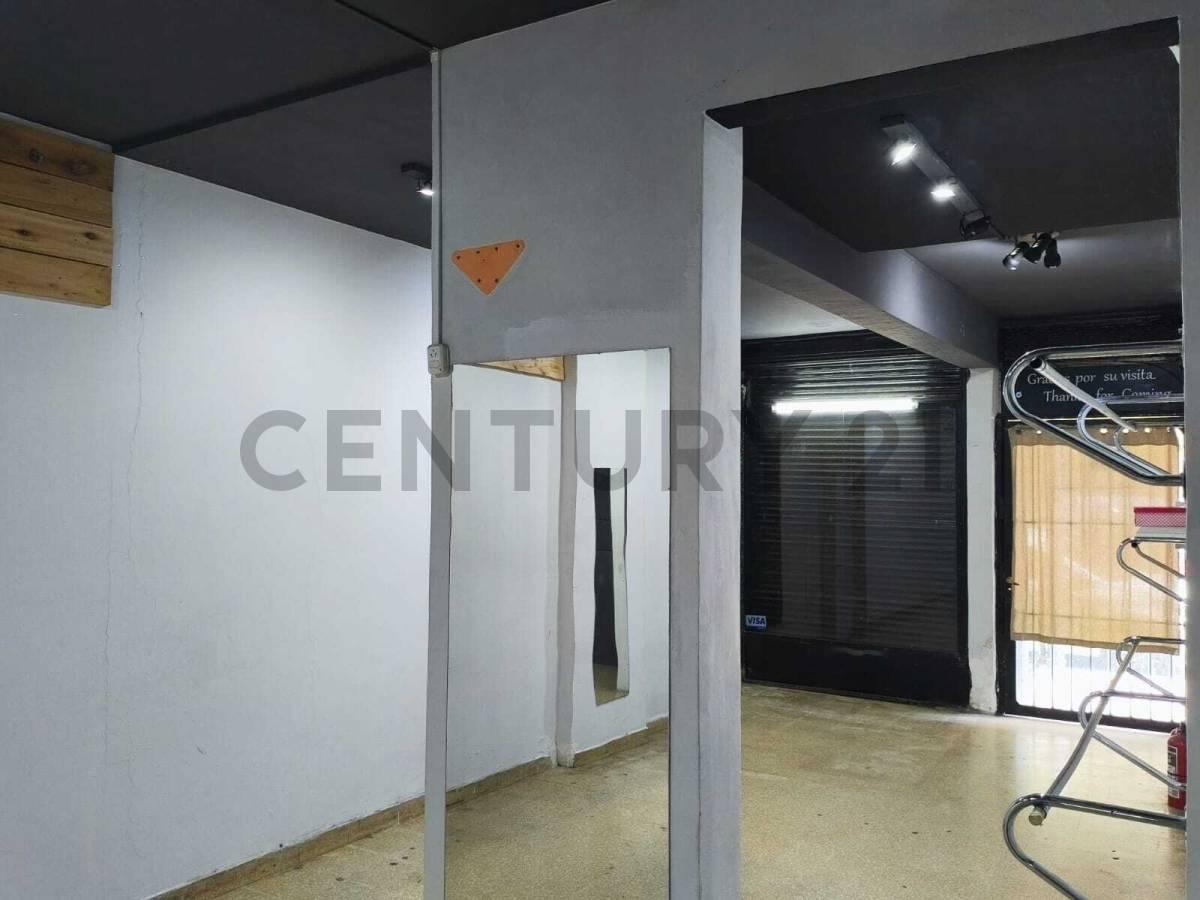 Foto de Alquiler - Local Comercial a la Calle Una Cuadra Aven RIVADAVIA, imagen 3