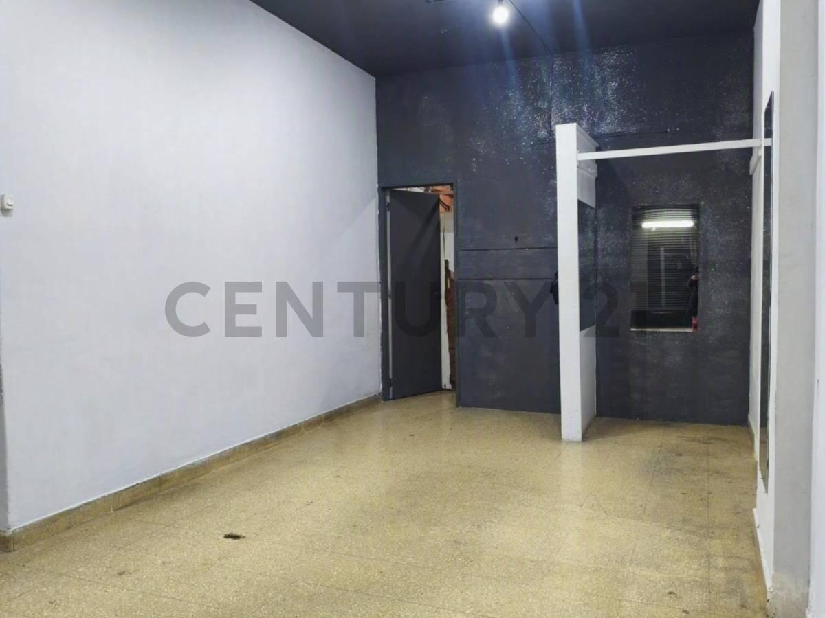 Foto de Alquiler - Local Comercial a la Calle Una Cuadra Aven RIVADAVIA, imagen 4