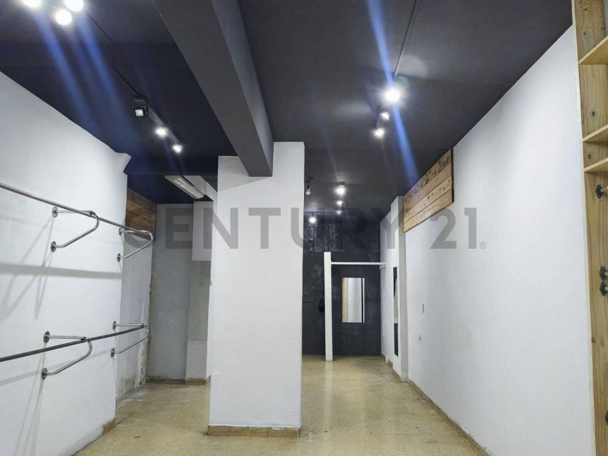 Foto de Alquiler - Local Comercial a la Calle Una Cuadra Aven RIVADAVIA, imagen 1