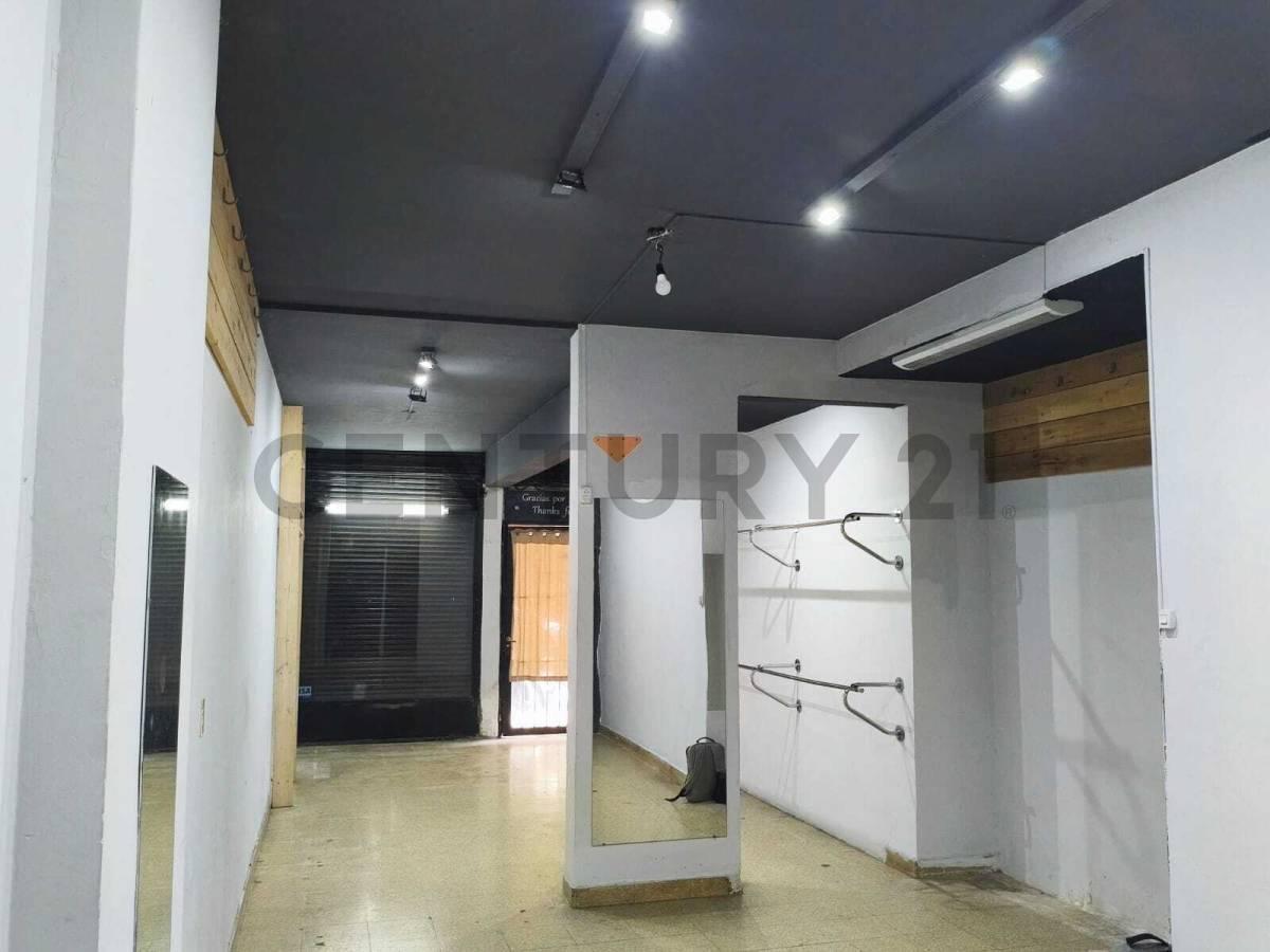 Foto de Alquiler - Local Comercial a la Calle Una Cuadra Aven RIVADAVIA, imagen 2