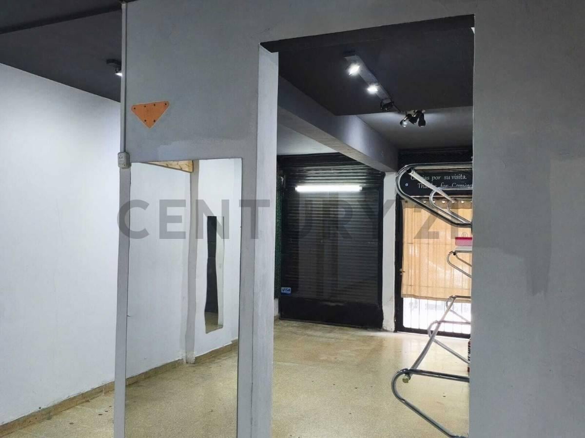 Foto de Alquiler - Local Comercial a la Calle Una Cuadra Aven RIVADAVIA, imagen 5