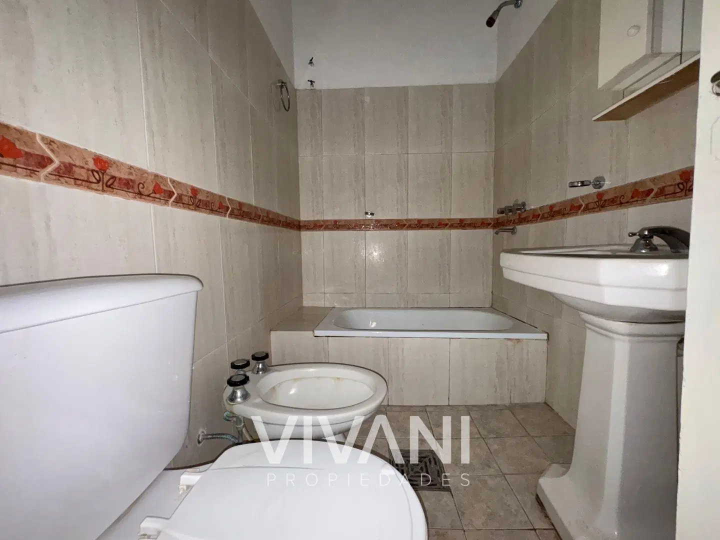 VENTA DE CASA- Calle 3 entre 66 y 67 2 dorm patio cochera 8