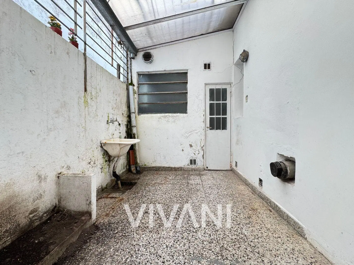 VENTA DE CASA- Calle 3 entre 66 y 67 2 dorm patio cochera 3