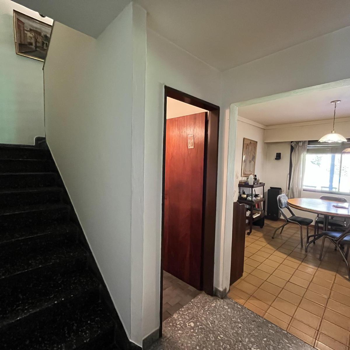 URIBURU 748, Adrogué - (EXCELENTE UBICACIÓN) – CHALET DE 3 DRMS, DOS PLANTAS, PISCINA - AMPLIO LOTE