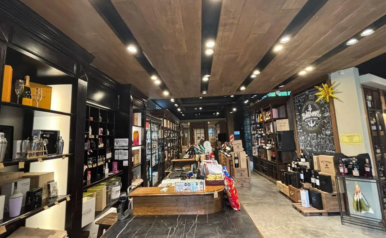 Local en esquina Av. Elcano y Delgado 4