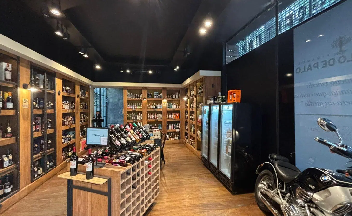 Local en esquina Av. Elcano y Delgado 2