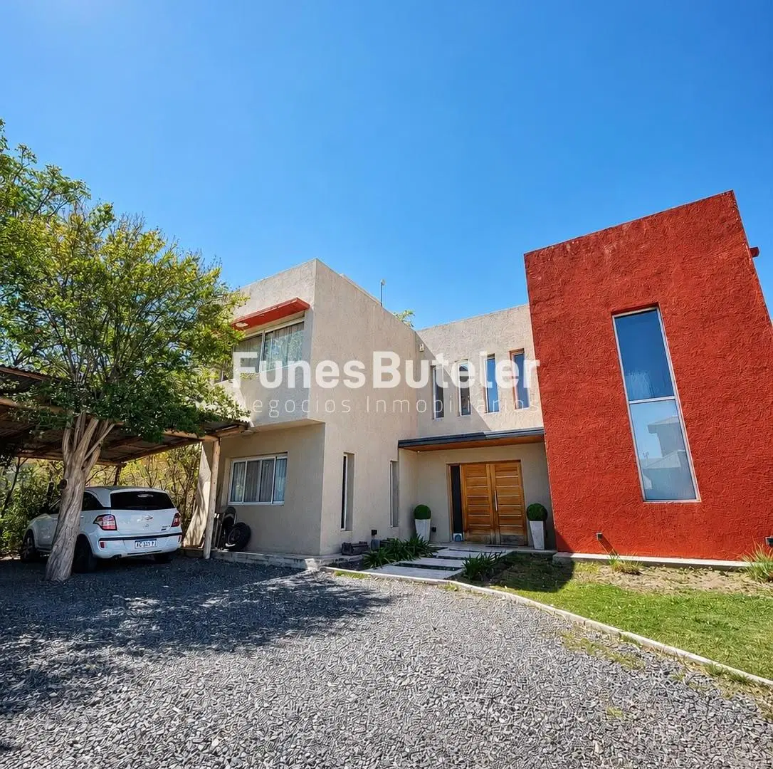 Hermosa Casa en Venta 4 dorm. con Pileta - Complejo Cerrado Villa Warcalde - Av. Jose E Zanon 4