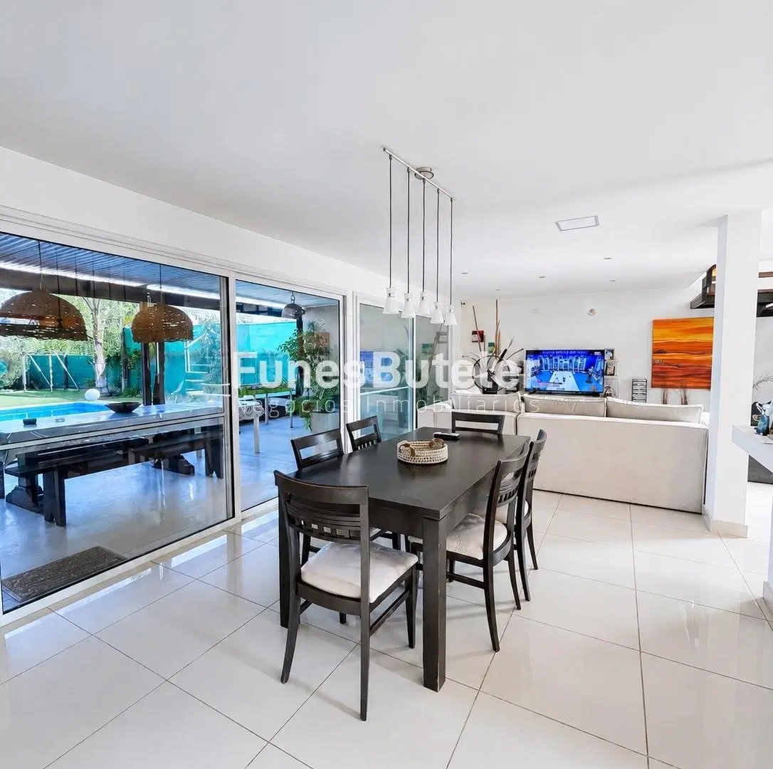 Hermosa Casa en Venta 4 dorm. con Pileta - Complejo Cerrado Villa Warcalde - Av. Jose E Zanon 2