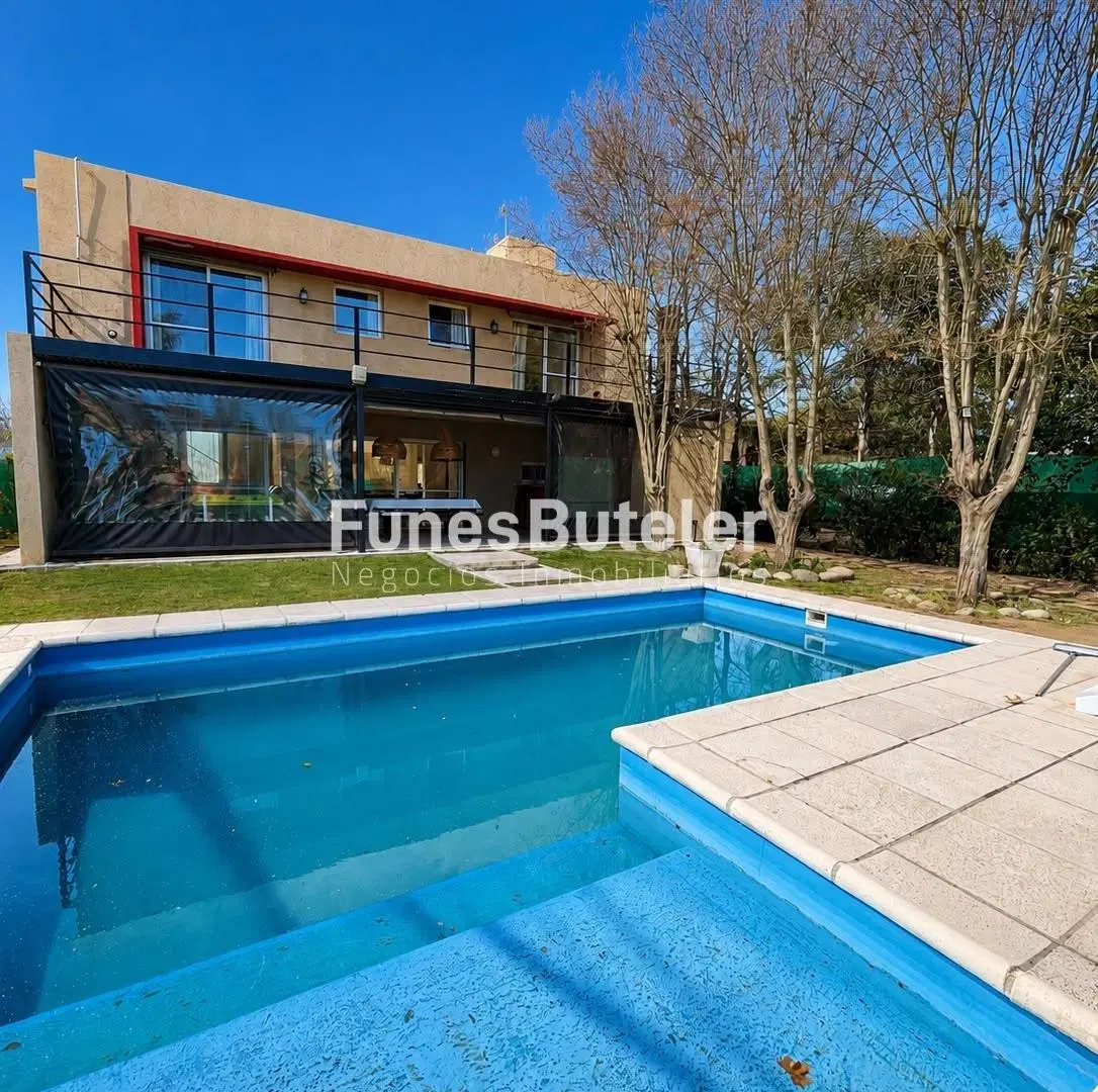 Hermosa Casa en Venta 4 dorm. con Pileta - Complejo Cerrado Villa Warcalde - Av. Jose E Zanon 8