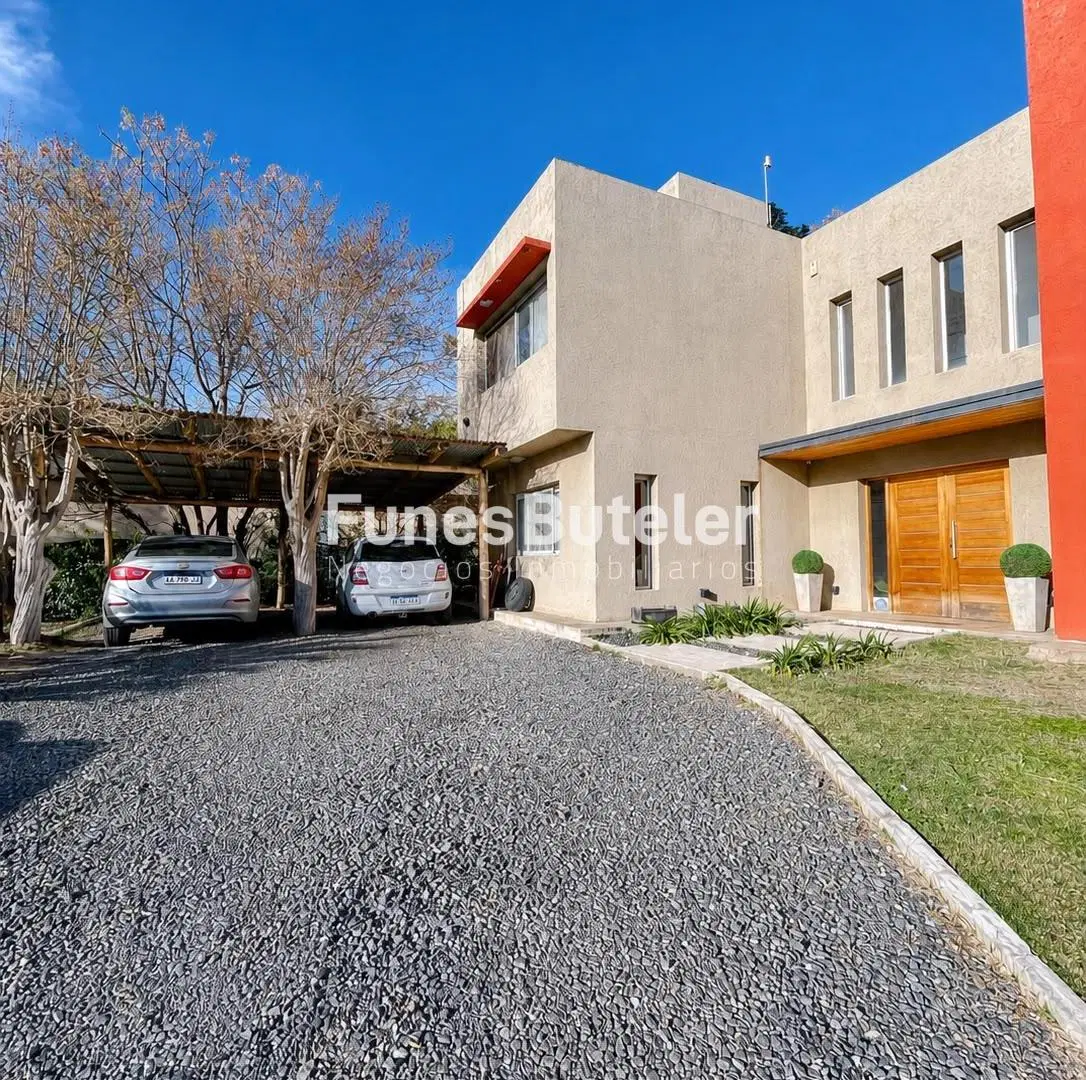 Hermosa Casa en Venta 4 dorm. con Pileta - Complejo Cerrado Villa Warcalde - Av. Jose E Zanon 1