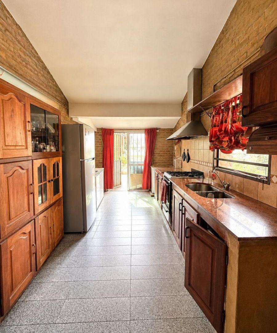 Foto de Casa en Venta 5 dormitorios, Cochera Doble y Patio con Quincho - 12 de, imagen 1
