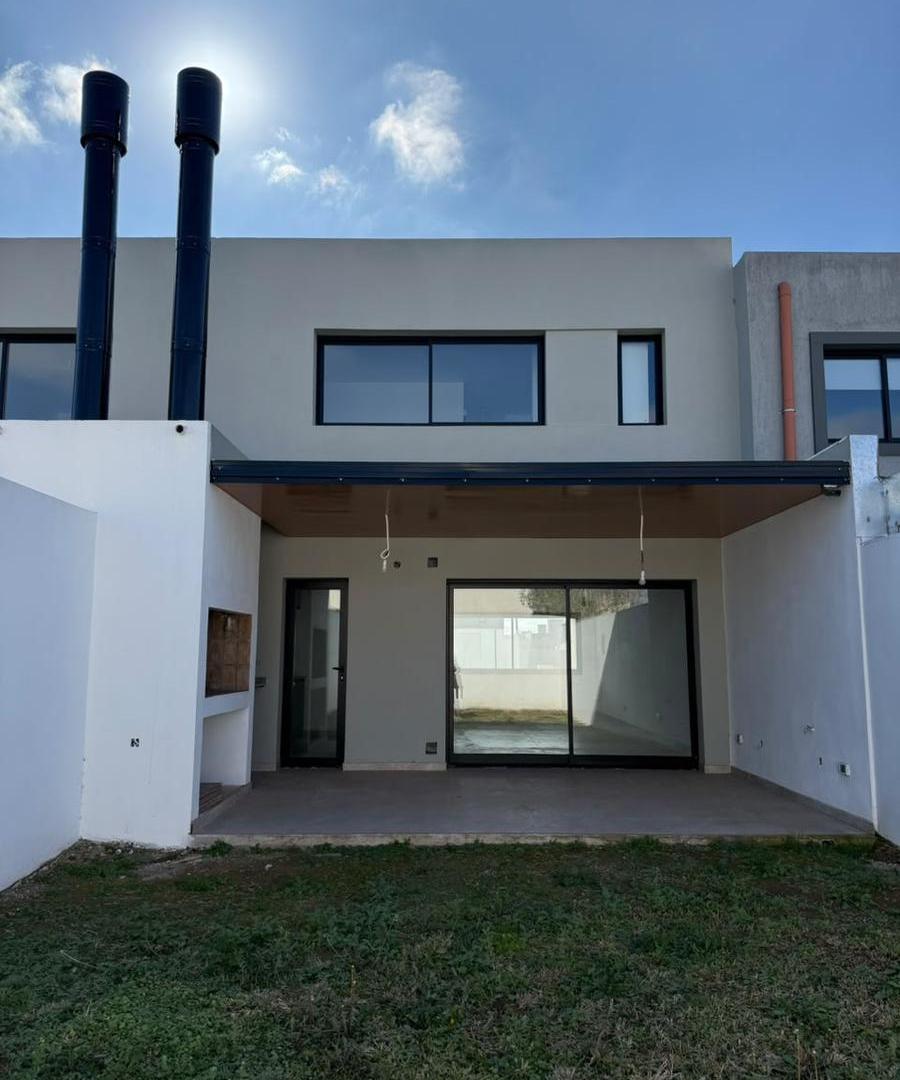 Foto de DUPLEX 3 DORMITORIOS 3 BAÑOS ZONA CONSOLIDADA CATEGORIA, imagen 1