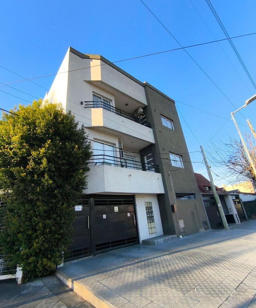 Se vende departamento de dos dormitorios con espacio de terraza privada y dos cocheras cubiertas.