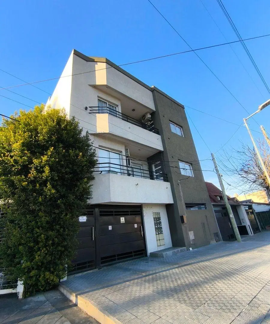 Se vende departamento de dos dormitorios con espacio de terraza privada y dos cocheras cubiertas. 3
