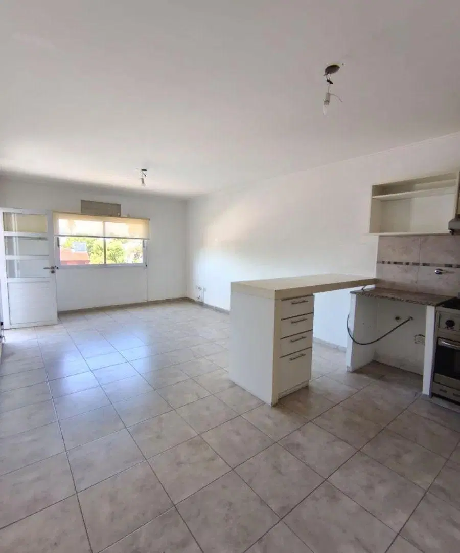 Se vende departamento de dos dormitorios con espacio de terraza privada y dos cocheras cubiertas. 8
