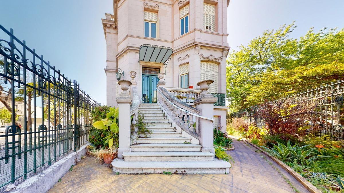 Se alquila casa de estilo Francés de tres plantas ideal destino comercial o profesional.