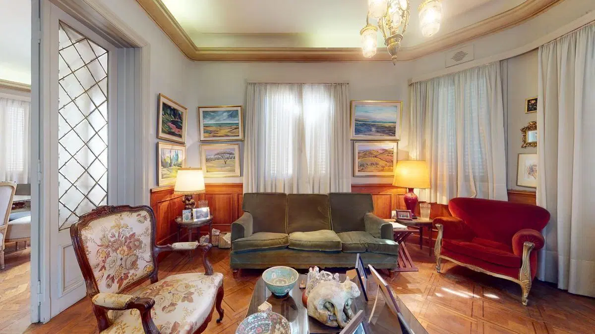 Se alquila casa de estilo Francés de tres plantas ideal destino comercial o profesional. 3