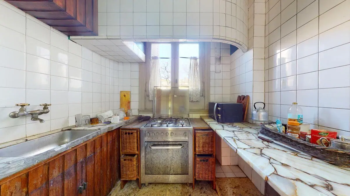 Se alquila casa de estilo Francés de tres plantas ideal destino comercial o profesional. 4