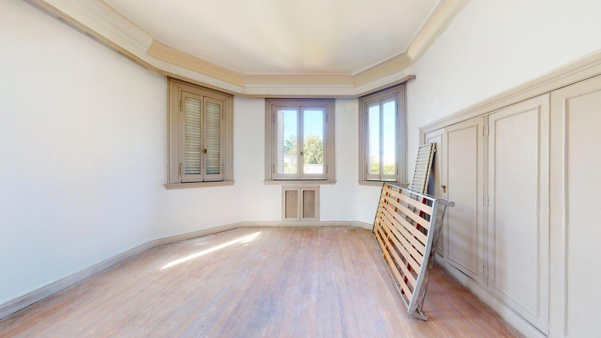 Se alquila casa de estilo Francés de tres plantas ideal destino comercial o profesional.