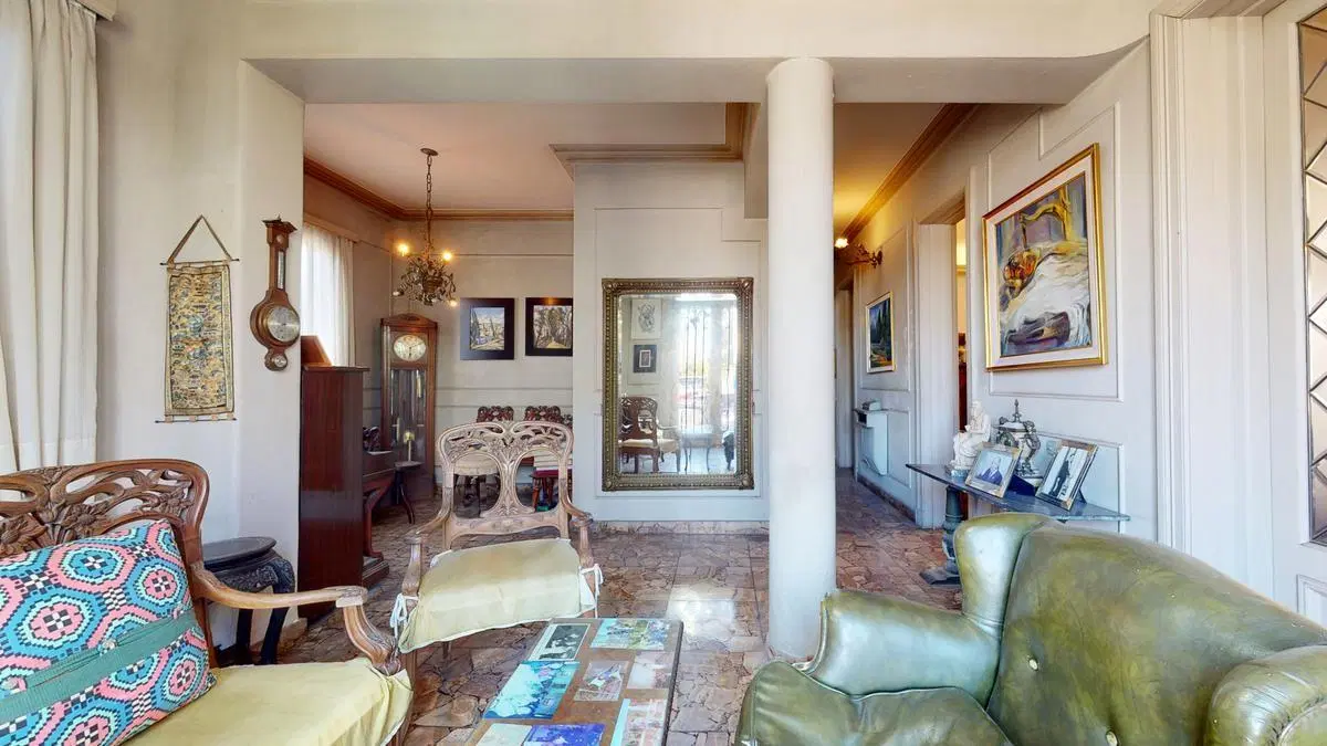 Se alquila casa de estilo Francés de tres plantas ideal destino comercial o profesional. 2