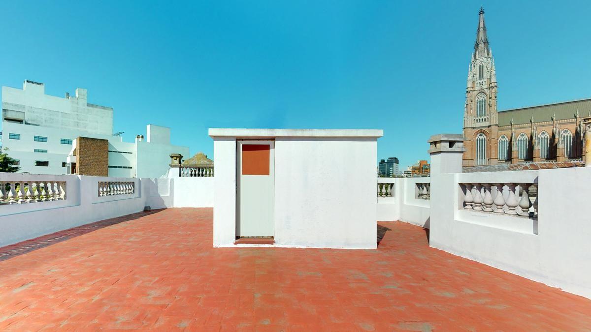 Se alquila casa de estilo Francés de tres plantas ideal destino comercial o profesional.