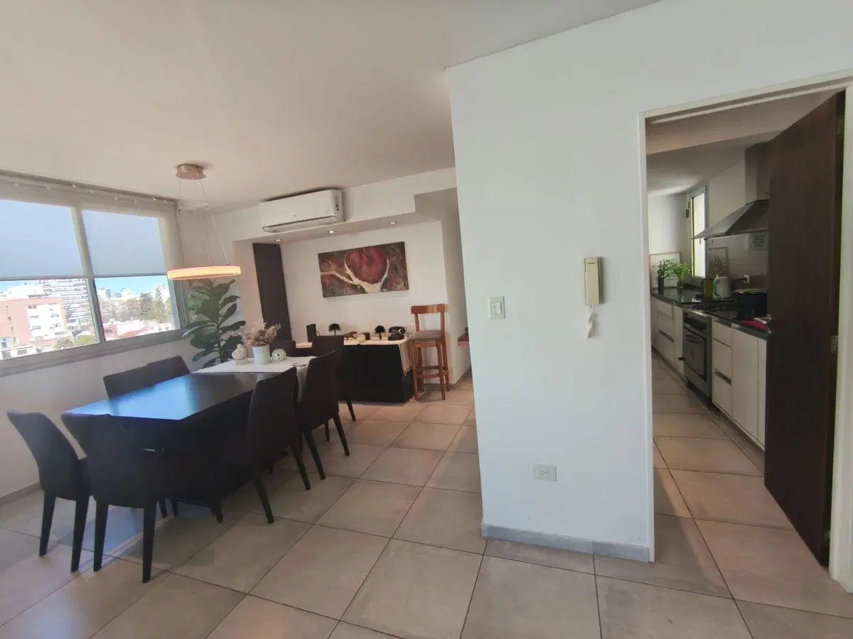En VENTA departamento de dos dormitorios distribuidos en 105 m2 con cochera 5