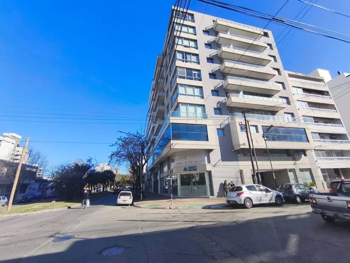En VENTA departamento de dos dormitorios distribuidos en 105 m2 con cochera 2