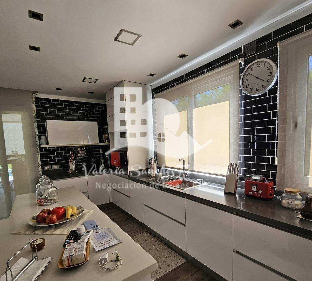 Casa a La Venta en Las Golondrinas 1