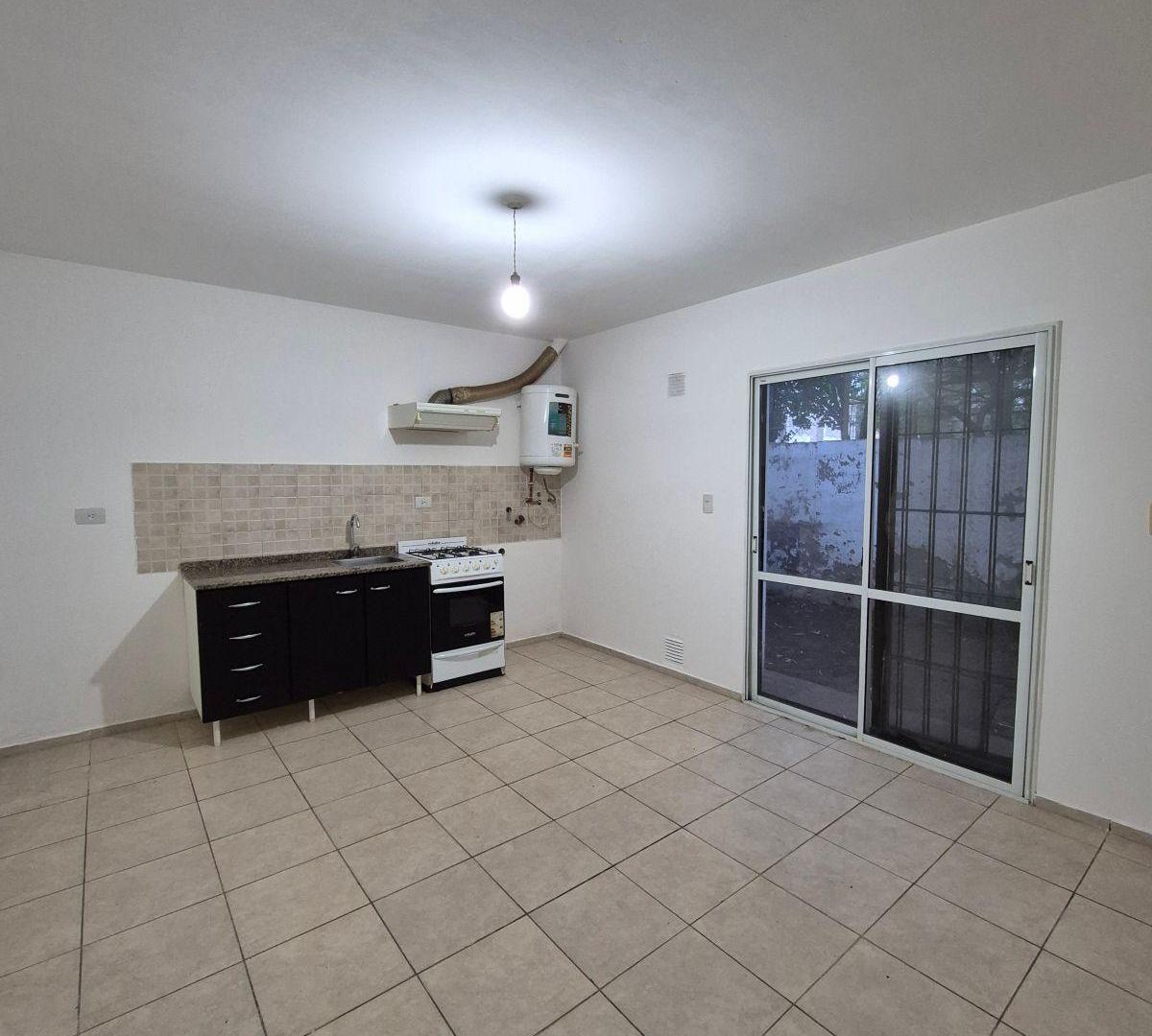 Foto de Departamento de 1 Dormitorio con Patio en Alquiler – A una cuadra de la, imagen 1