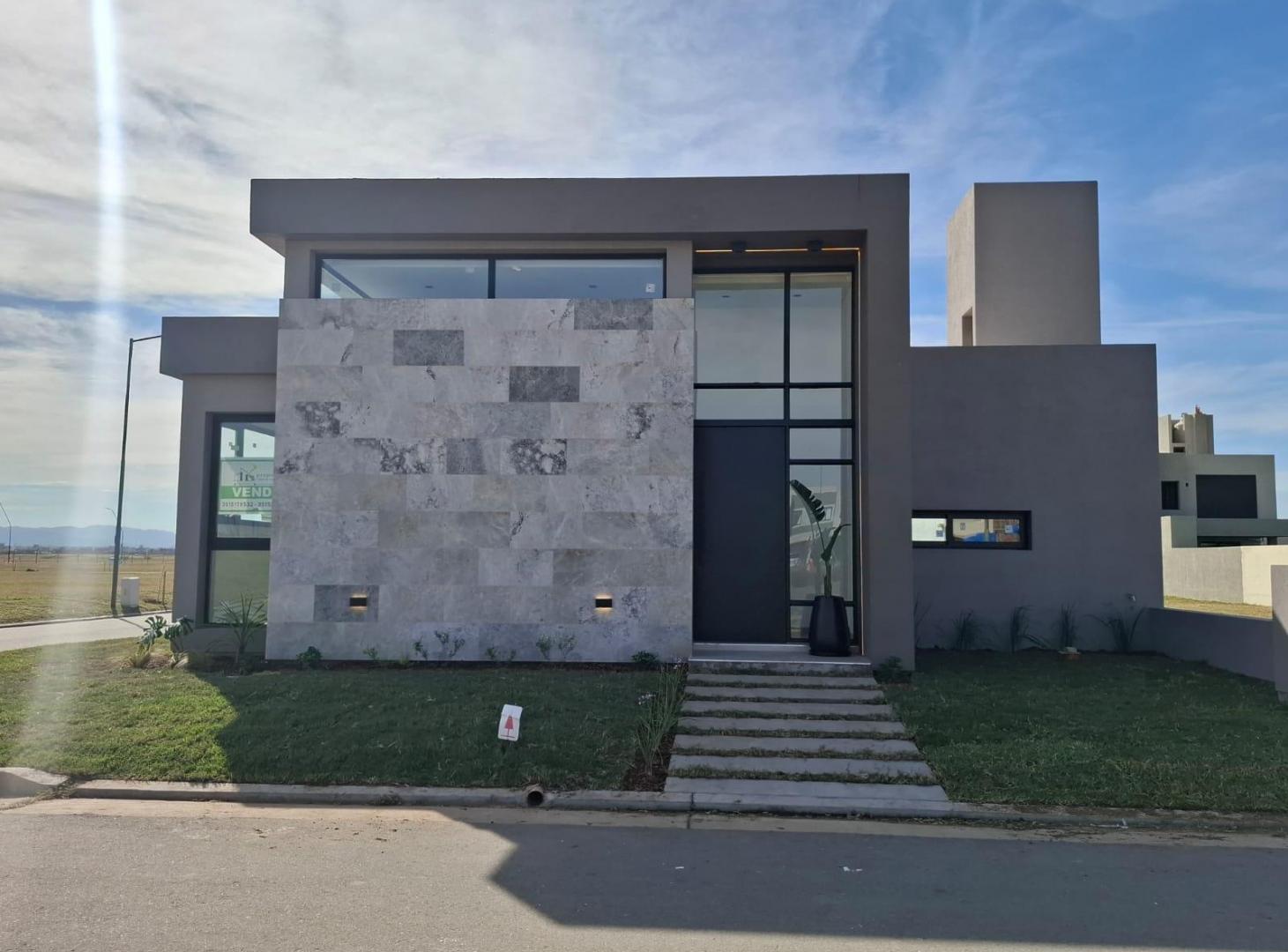 Casa a estrenar frente a Plaza, Una sola planta,Colinas de Manantiales