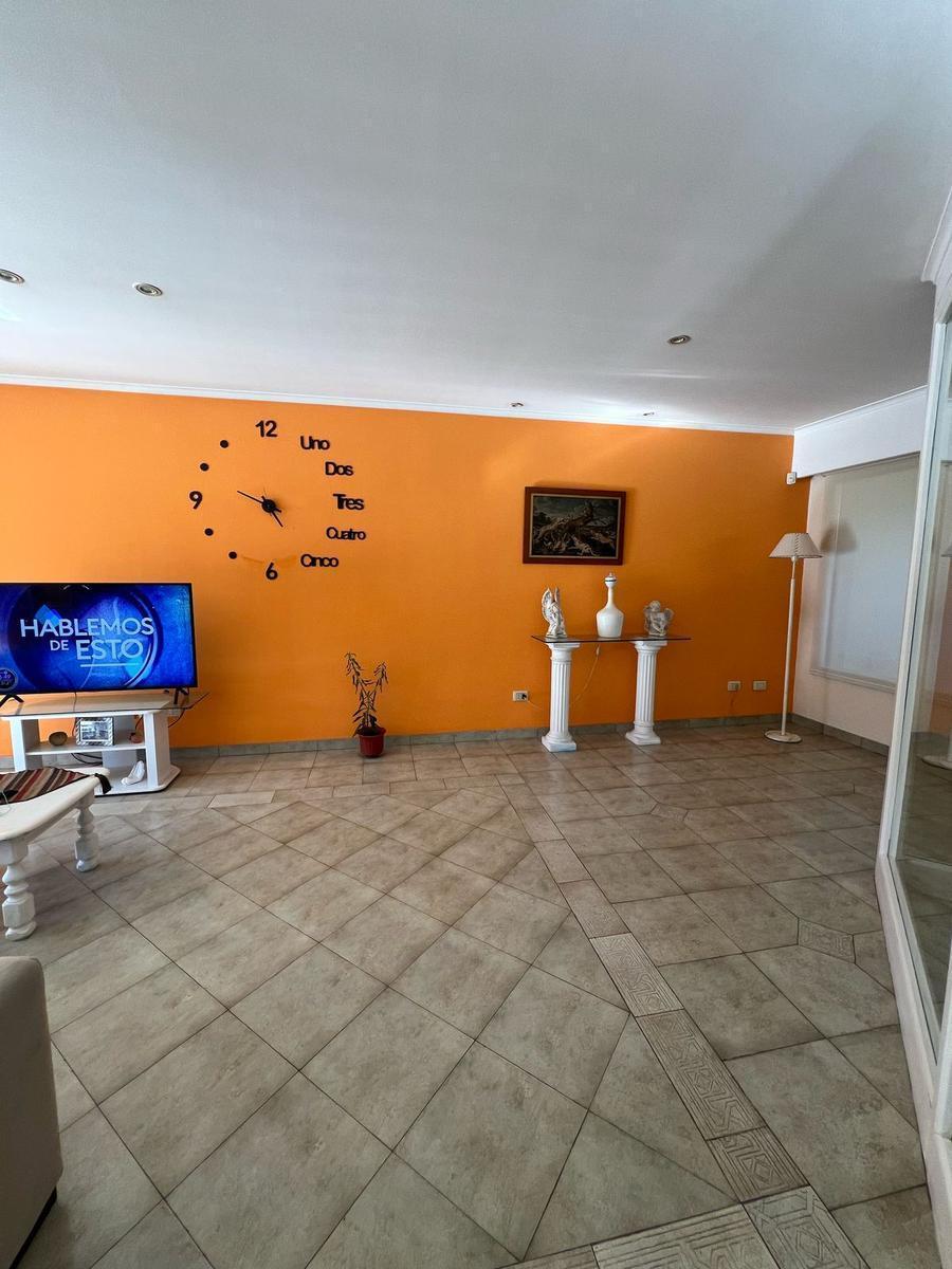 Casa 4 ambientes con parque, quincho y garage sobre lote de 520m2 en Andrade y Concepción Arenal