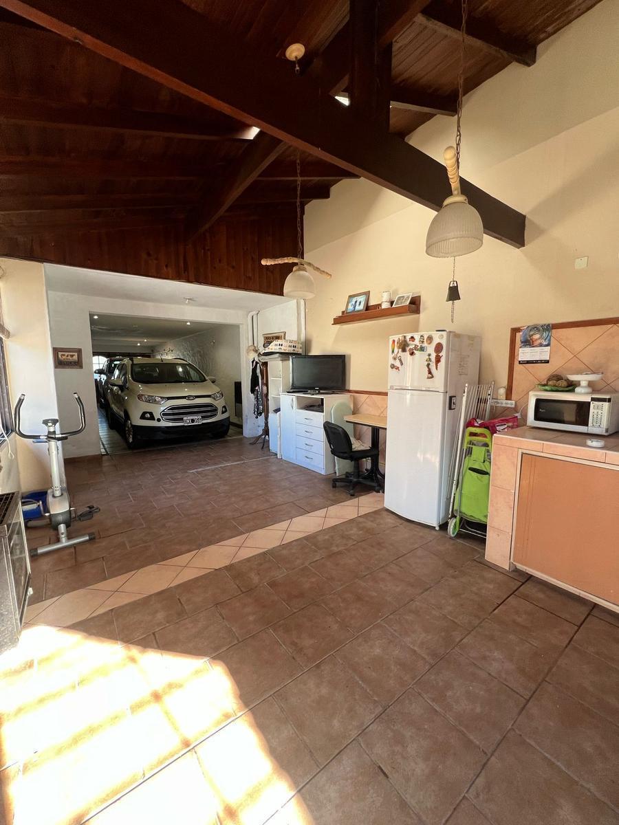 Foto de Casa 4 ambientes con parque, quincho y garage sobre lote de 520m2 en, imagen 2