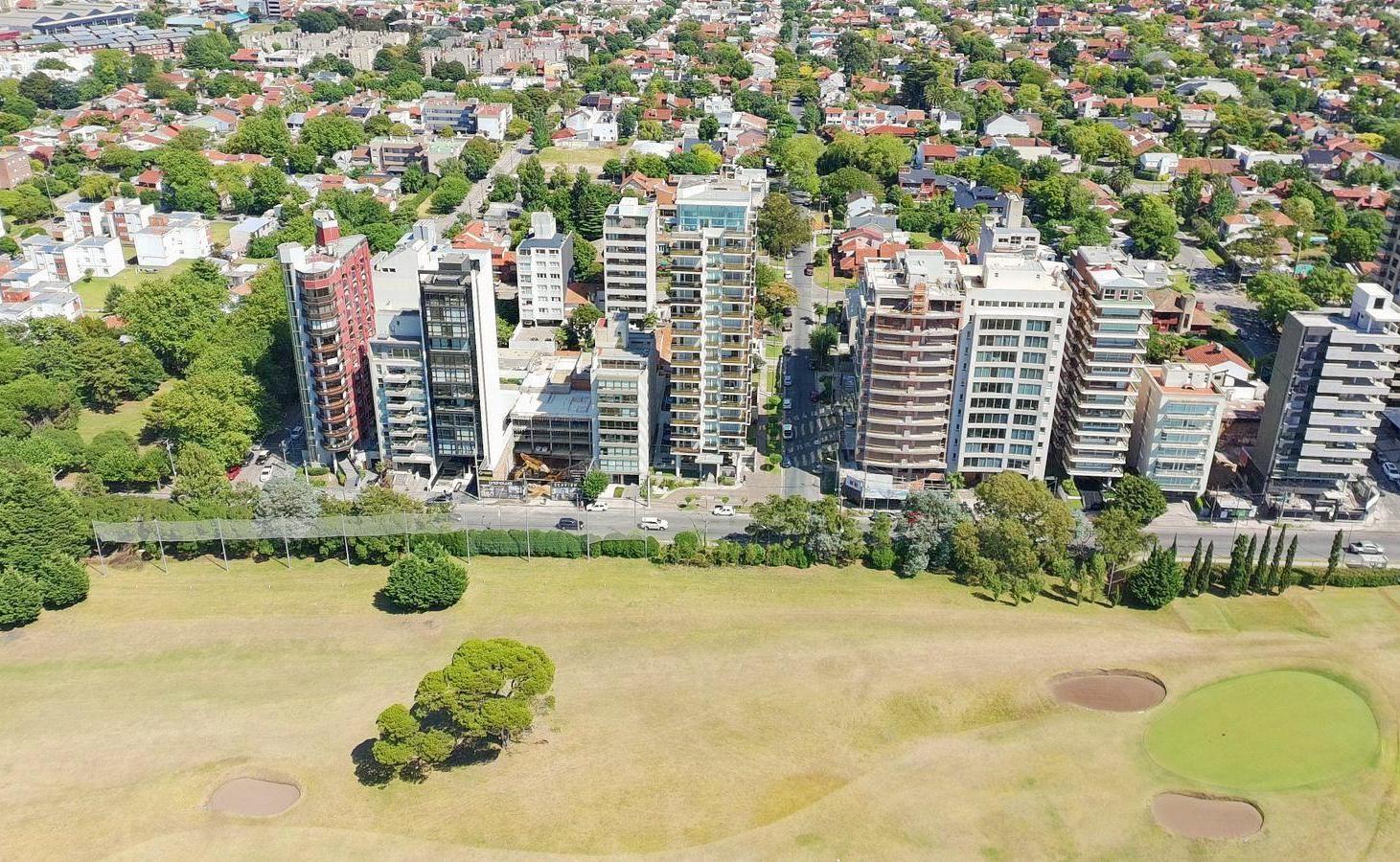 Departamento dos ambientes frente al golf