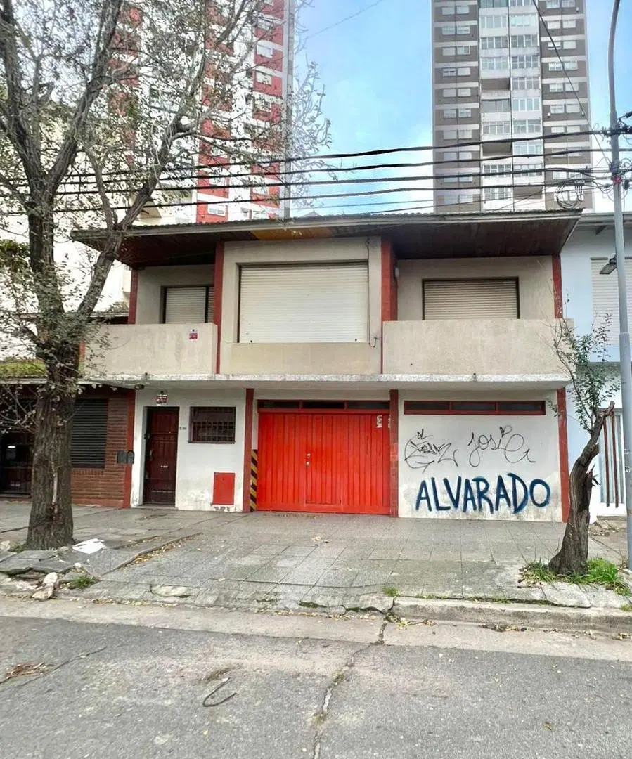 Chalet 3 ambientes con 5 cocheras en Peña y 14 de julio 3