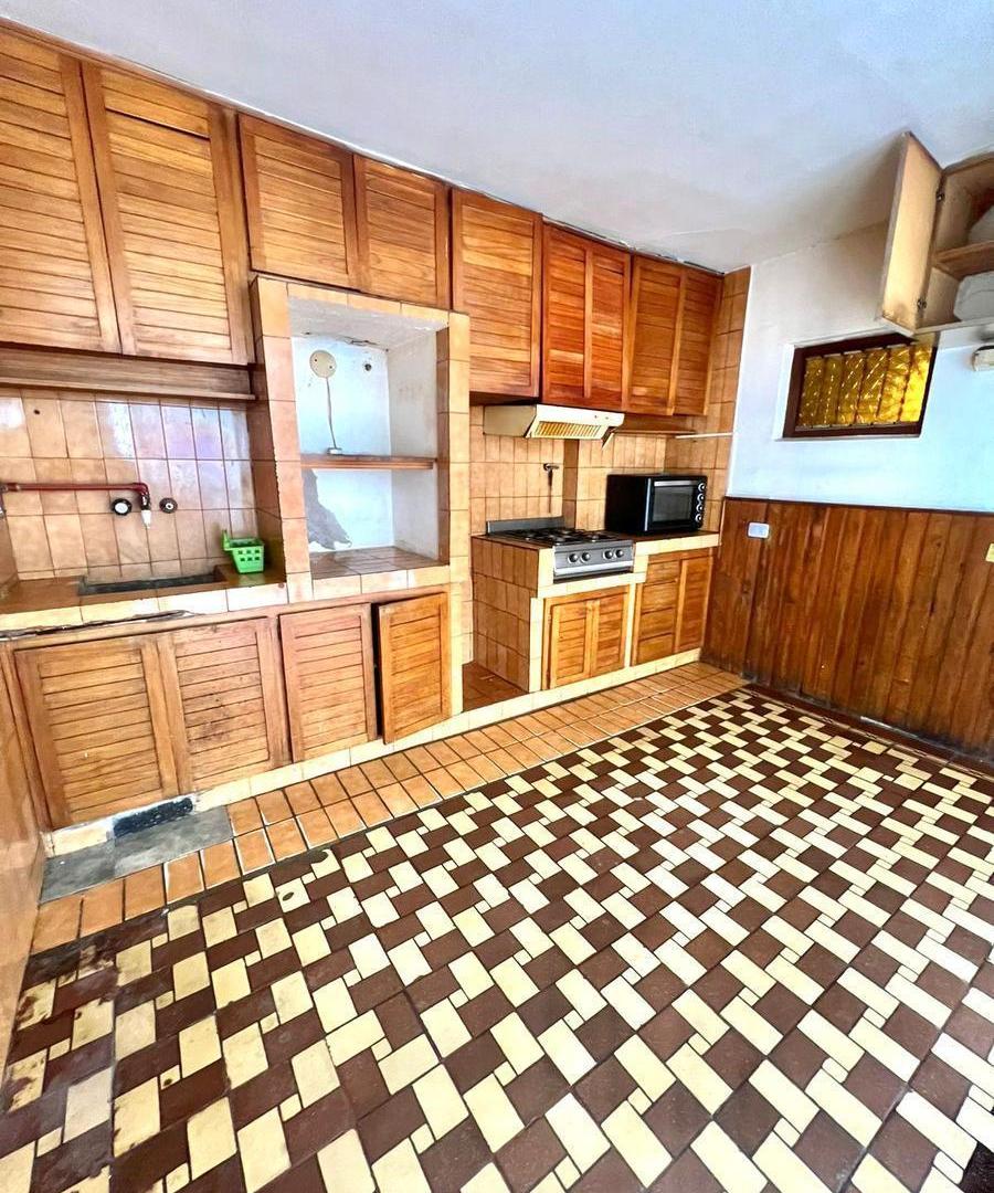 Chalet 3 ambientes con 5 cocheras en Peña y 14 de julio