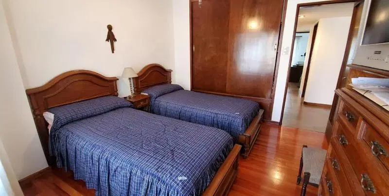 PISO 3 AMBIENTES EN ARENALES Y ROCA 4