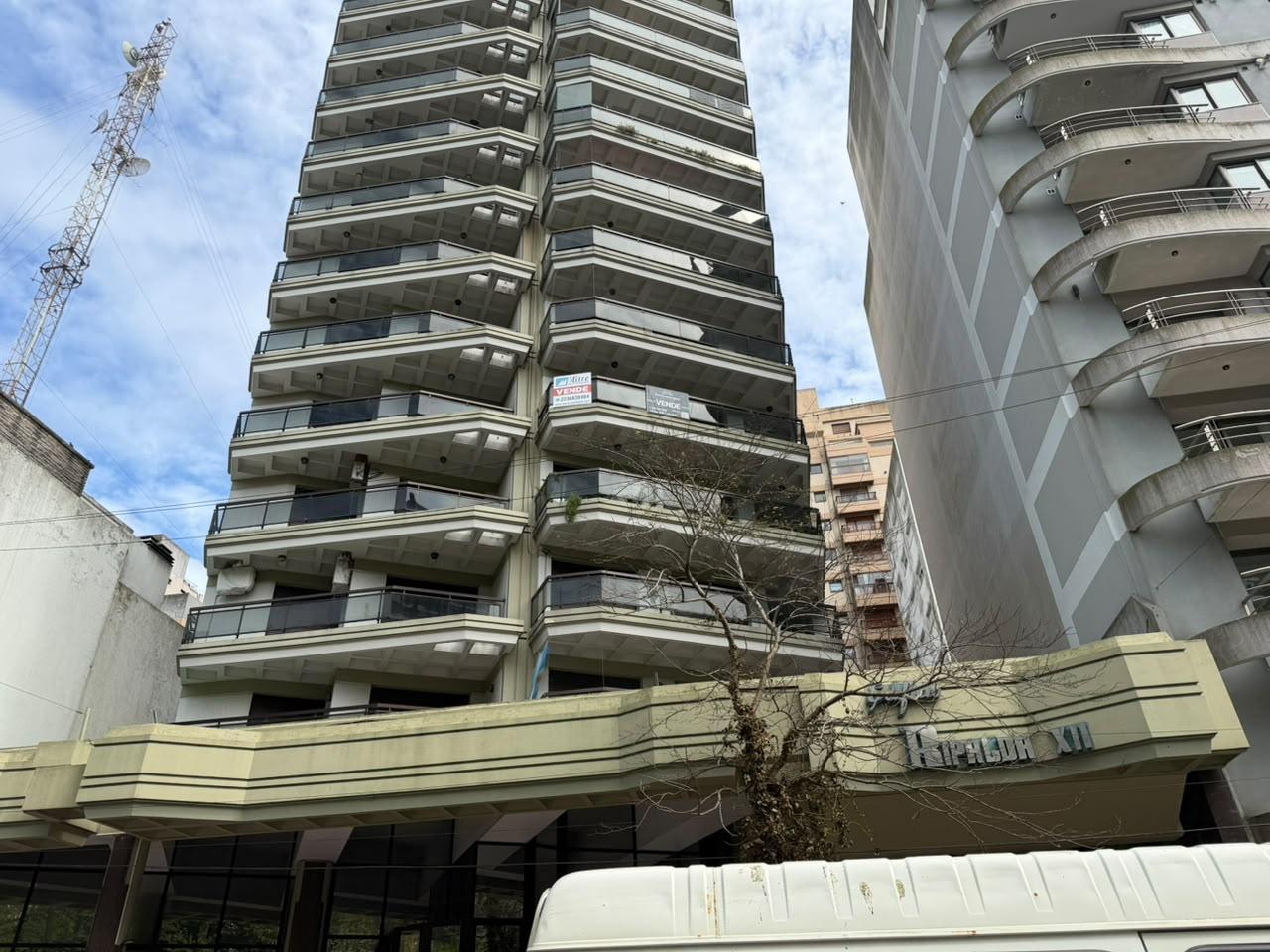 Foto de DEPARTAMENTO A LA CALLE CON BALCÓN 4 AMBIENTES EN EL CENTRO, imagen 2