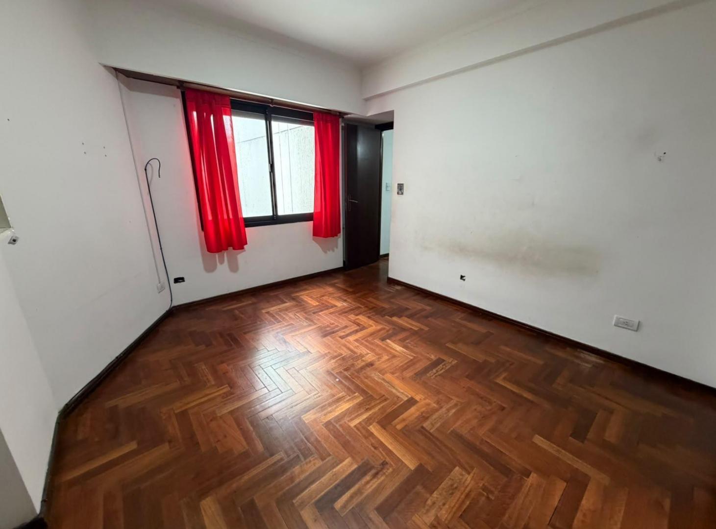 Foto de DEPARTAMENTO A LA CALLE CON BALCÓN 4 AMBIENTES EN EL CENTRO, imagen 4