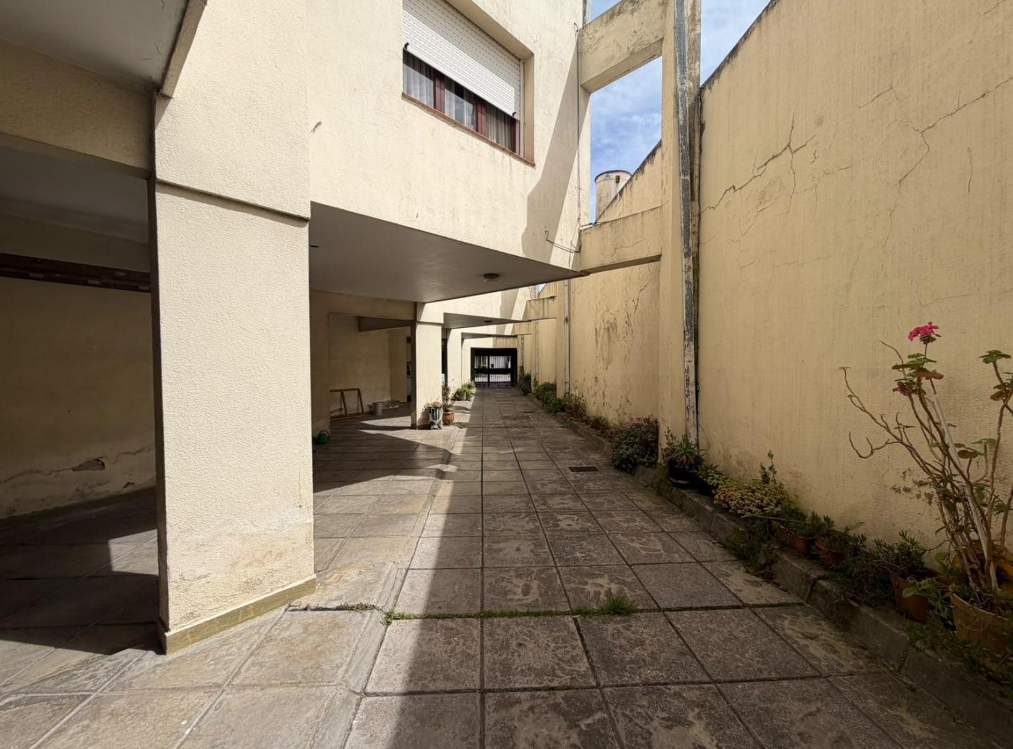 Foto de DUPLEX 3 AMBIENTES CON COCHERA SEMI CUBIERTA EN CHAUVIN, imagen 3