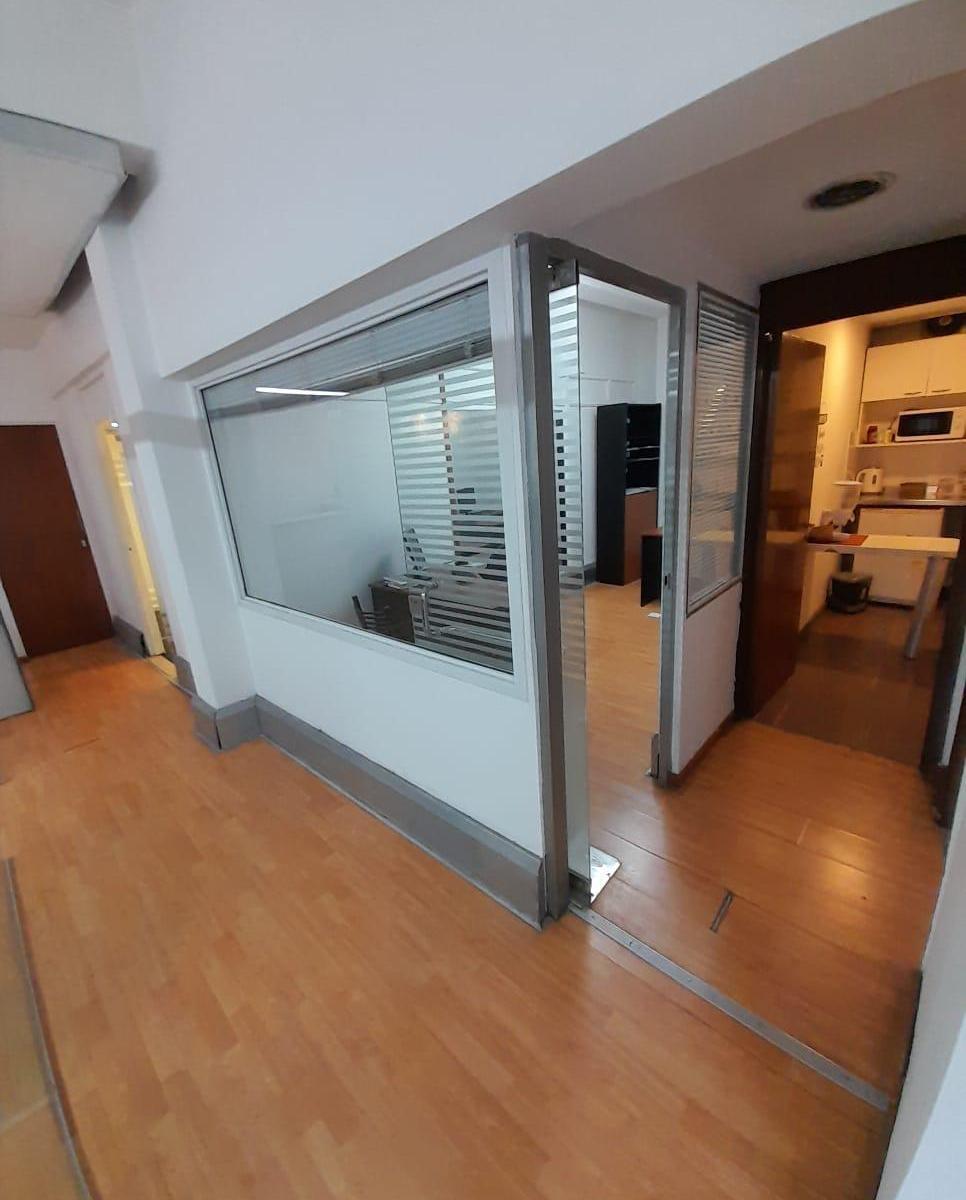 OFICINA COMPLETA AMOBLADA, con SALA DE REUNIÓN Y PATIO.