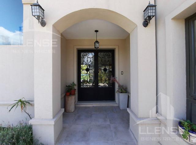 Foto de Casa 5 ambientes con piscina en venta apta credito- La Candida, imagen 2