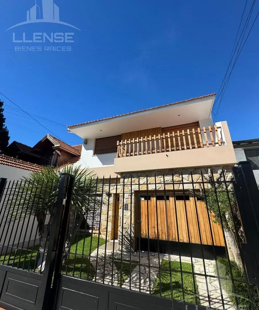 Casa 4 ambientes con departamento de entrada individual en VENTA - Don Bosco 470, Bernal 2