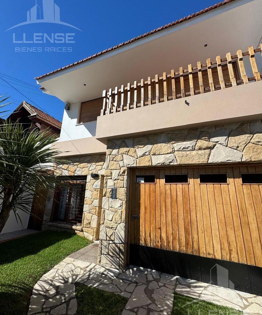 Casa 4 ambientes con departamento de entrada individual en VENTA - Don Bosco 470, Bernal