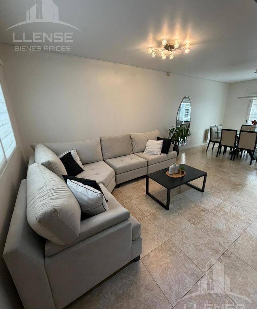 Casa 4 ambientes en 2 plantas con cochera y patio en venta - Quilmes