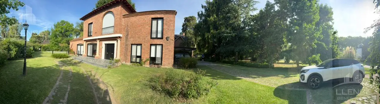 Casa de 5 ambientes con piscina, galería y gran parque en venta - Country Club El Carmen 3