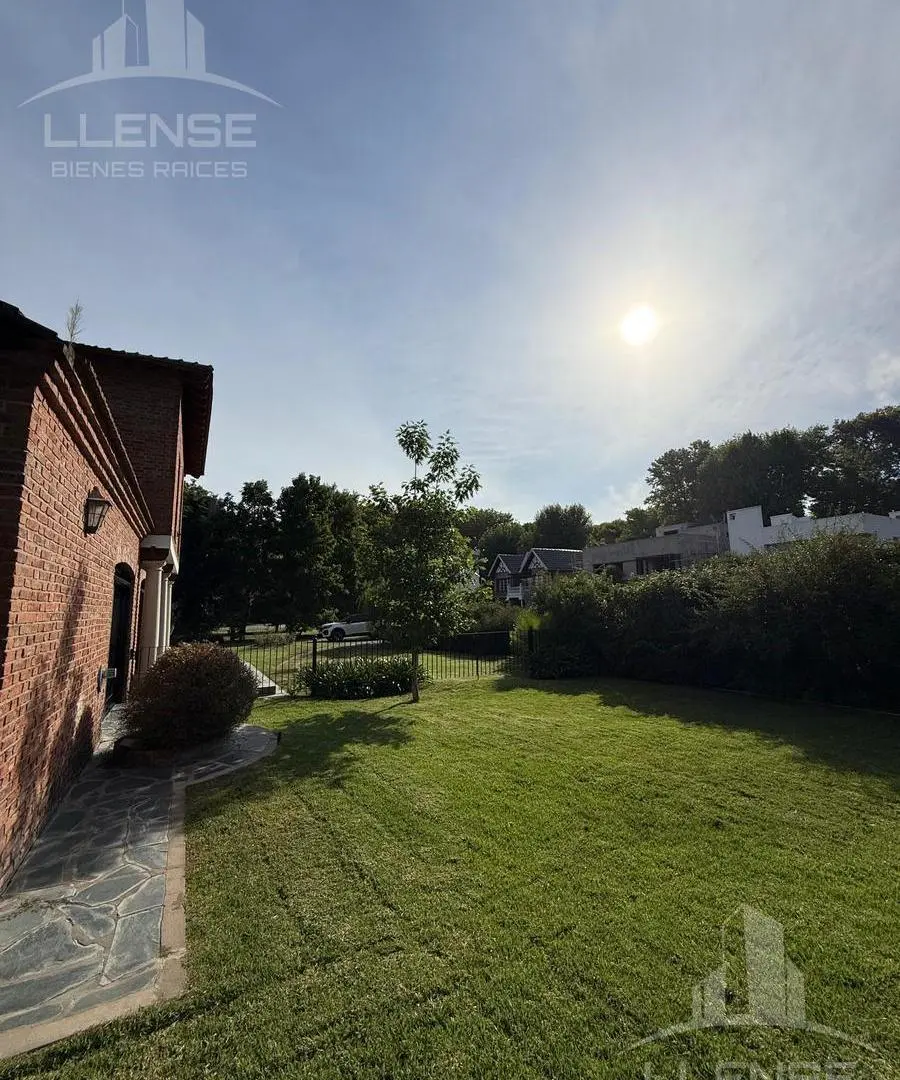 Casa de 5 ambientes con piscina, galería y gran parque en venta - Country Club El Carmen 2